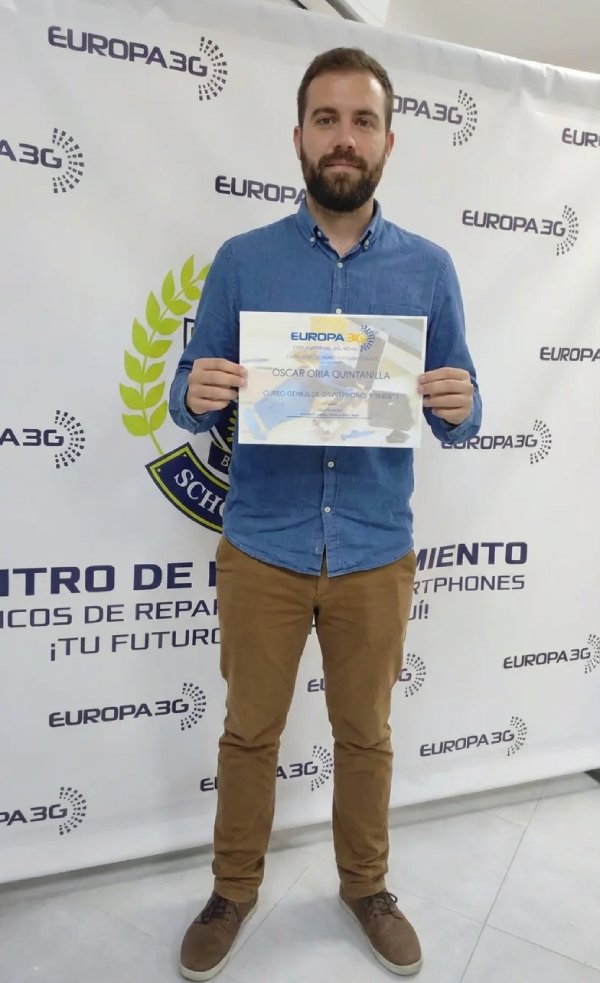 Alumno graduado con diploma del Curso Genius Europa3G