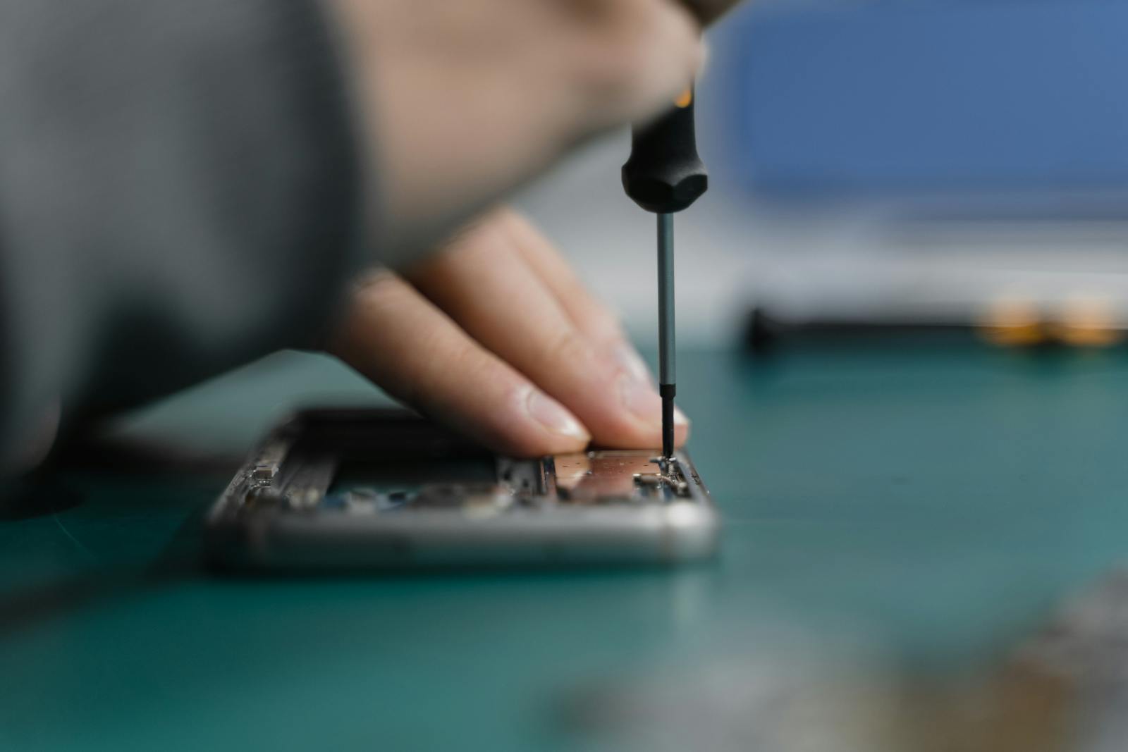 Técnico reparando un teléfono móvil